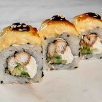 Запечённый ролл с угрем в Satoshi Sushi