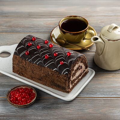 Рулет шоколадный с вишней в Пышнотесто по цене 125 ₽