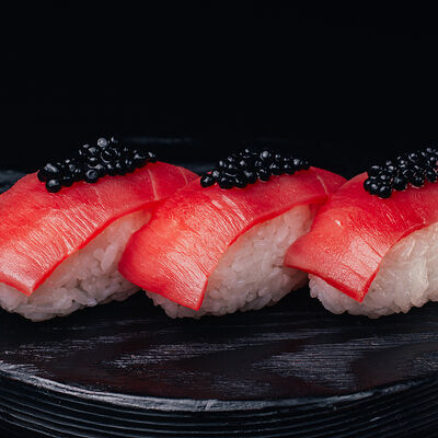 Суши с тунцом в BBS Kitchen по цене 649 ₽