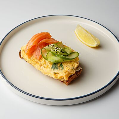 Аво тост Скрэмбл-лососьв Avo kitchen & bar по цене 890 ₽