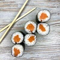 Классический ролл с лососем в Umami