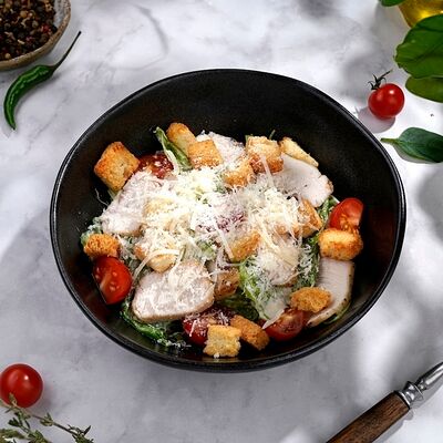 Салат Цезарь с курицей в Петрушка по цене 408 ₽