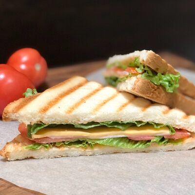 Сендвич с курицей и сыром в Богатырь по цене 340 ₽