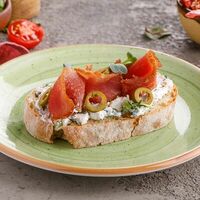 Брускетта с копченым тунцом и оливками в Вкусновица