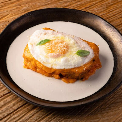 Ржаной тост с пастрами, сыром чеддер, яйцом и трюфелем в Горыныч по цене 730 ₽