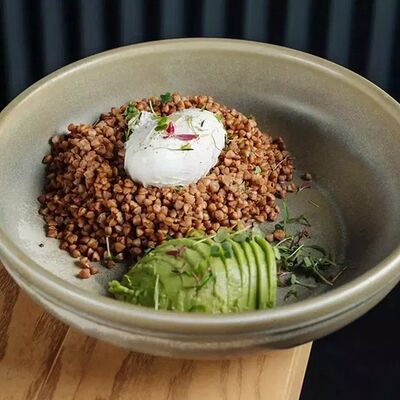 Гречневая каша с авокадо и яйцом пашот в Мона по цене 660 ₽