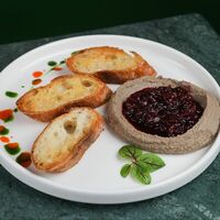 Куриный паштет с ягодным соусом и багетом в Amico Bistro