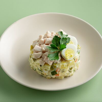 Салат Оливье в Coffeeshop Company по цене 430 ₽