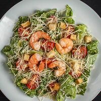 Салат Цезарь с креветками в Капибара