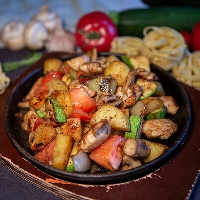 Горячая сковорода со свининой в Гриль house по цене 475 ₽