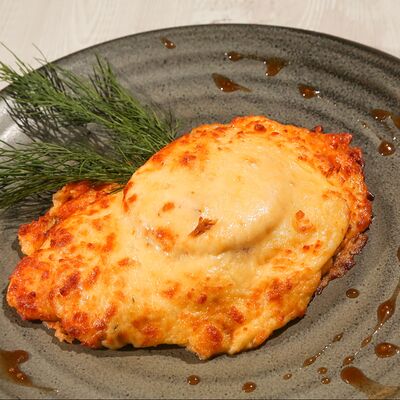 Отбивная телятина под грибной шапочкой жюльен в Троя по цене 850 ₽