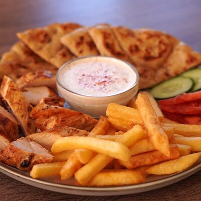 Гирос на тарелке в Halal Food по цене 570 ₽