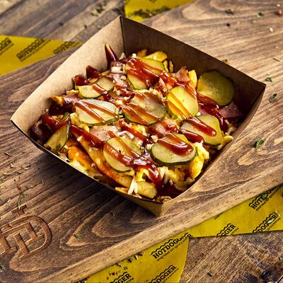 Картофель фри с сыром, беконом и маринованными огурчиками в Хорошее Место по цене 329 ₽