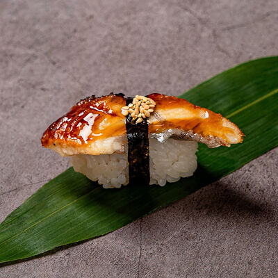 Суши Угорь в Soluxe Club по цене 500 ₽