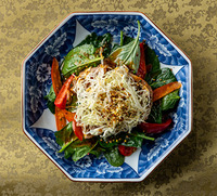 Азиатский салат в COBA restaurant