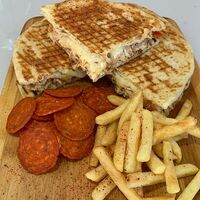 Скепасти со свининой и колбасками пепперони в Гирос SPARTA