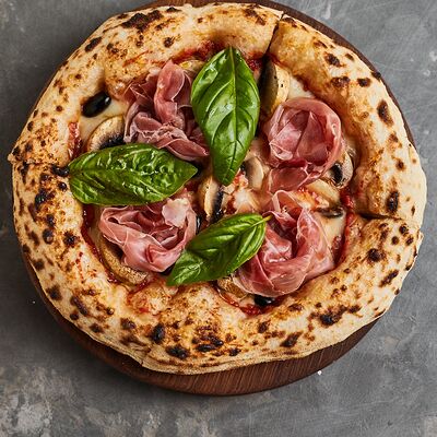 Пицца капричоза с пармой, грибами и маслинами в Полтора тигра по цене 880