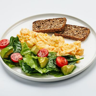 Скрембл с авокадо, черри и шпинатом в Причал по цене 420 ₽