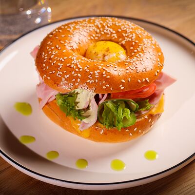 Бейгл с ветчиной, сыром чеддер и чесночным соусом в Butik по цене 530 ₽