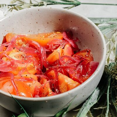 Помидоры с луком под ароматным маслом в Потроха по цене 302