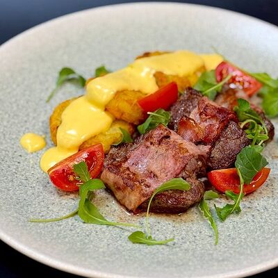 Филе телятины в беконе с картофельным хашбрауном в Lemongrass по цене 967 ₽