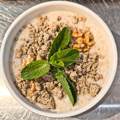 Овсяная каша с халвой и грецким орехом в Панеттоле по цене 345 ₽