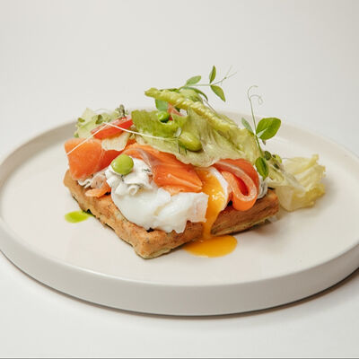 Вафли из цукини с лососем и яйцом пашот в Сны любимого кота по цене 730 ₽