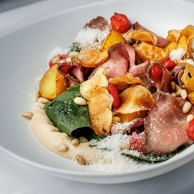 Ростбиф с кремом из баклажанов, хрустящим картофелем, вялеными томатами, пармезаном и разными листьями в Sadko по цене 838 ₽