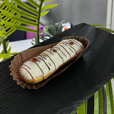 Эклер Груша карамелизированная и сыр в Кофейня Булка по цене 250 ₽