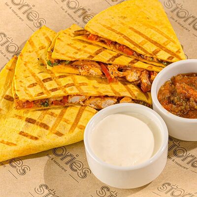 Кесадилья с курицей и томатным соусом в Stories по цене 690 ₽