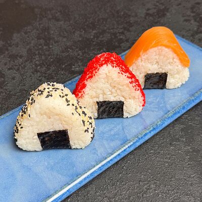 Онигири тигровый 1шт в Лосось Sushi & Oysters по цене 275 ₽