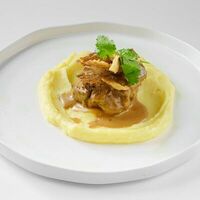 Телятина в соусе демиглас с картофельным пюре в Парфе