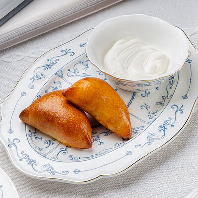 Пирожки с грибами и копчёной сметанойв Lores по цене 250 ₽