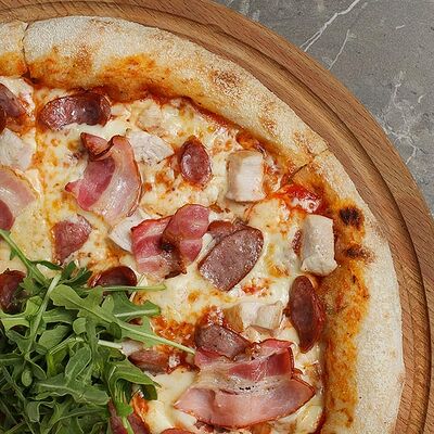 Пицца Мясная в FRIENDLOUNGE по цене 820 ₽