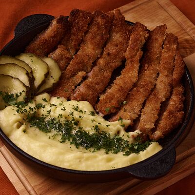 Шницель из свиной шеи с картофельным пюре в Липа гастробар по цене 550 ₽