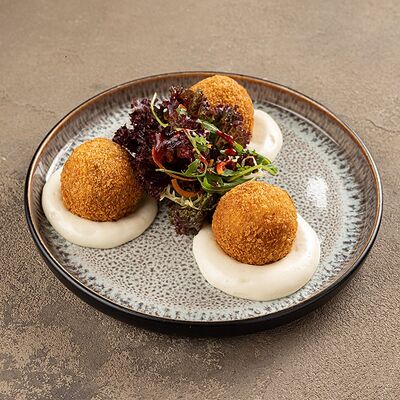 Пончики с крабом, креветками и голландским соусом в Русская рыбалка по цене 980 ₽