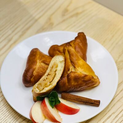 Пирожок с яблоком и корицей печеный в Компот по цене 85 ₽