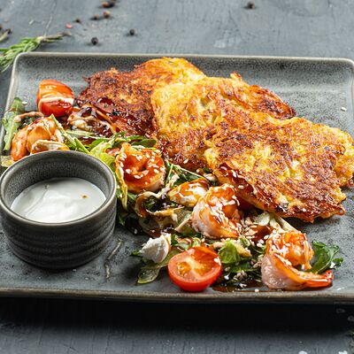 Драники с креветками и сыром креметта в Гвозди по цене 640 ₽