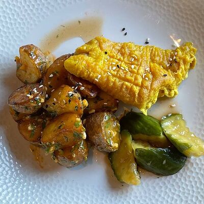 Филе морского окуня в воздушной панировке с пикантным картофелем бейби в More More по цене 515