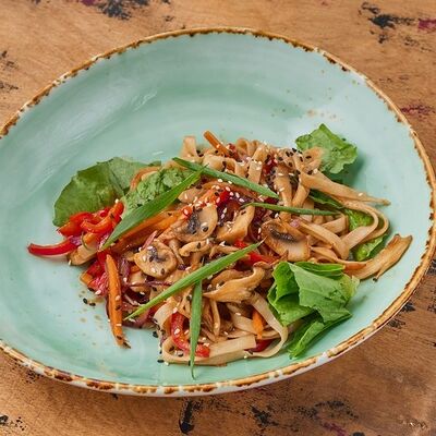 Лапша удон с овощами и грибами в Papa Carlo по цене 370 ₽