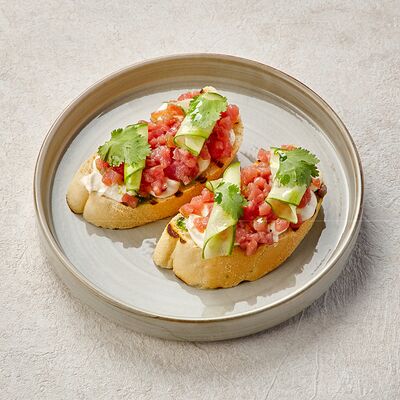 Брускетта с розовым тунцомв Пеперончино по цене 495 ₽