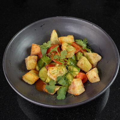 Овощной салат с хрустящими баклажаном в Рестобар Гриль 39 по цене 580 ₽