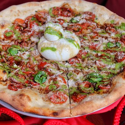 Буррата с томатами и соусом пестов TiAMA по цене 1390 ₽