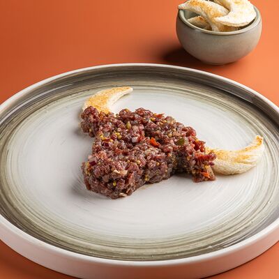 Тартар из говядины, зернистая горчица, каперсы, пшеничные гренки в Винология по цене 850 ₽