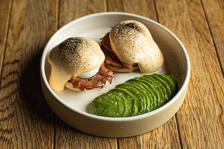 Яйцо бенедикт с беконом в Touché по цене 850 ₽