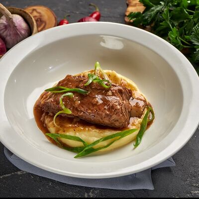 Телячье ребро с пюре и мясным соусом в Инжир по цене 610 ₽