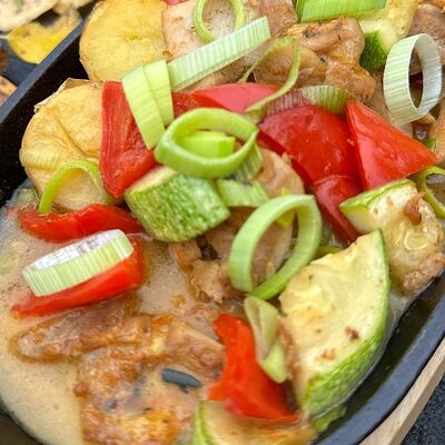 Сковородка с сочным цыпленком в Бальзамин по цене 750 ₽