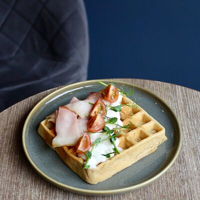 Венская вафля с ветчиной, беконом и творожным сыром в Локация кофе по цене 540 ₽