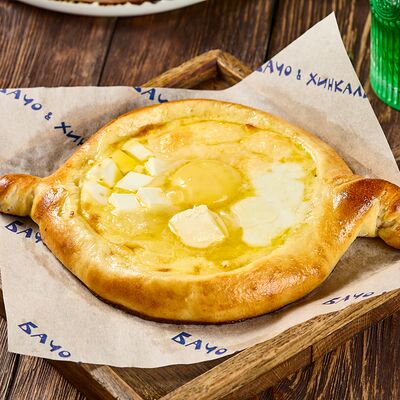 Хачапури по-аджарски Четыре сыра в Бачо&хинкали по цене 645 ₽