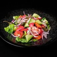 Салат из свежих овощей в Сохо